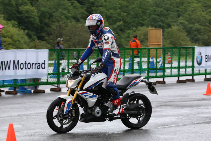 タイムアタックに挑む酒井大作選手。プロらしい丁寧かつ安定したバイクさばきは、思わず見ほれてしまうほど。しかしながら、設定タイムを大幅にオーバーするというオチをつけ、観覧者を楽しませてくれた。