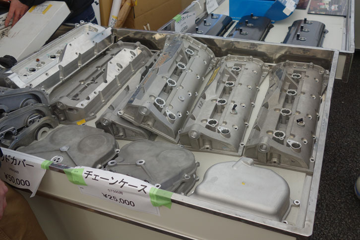 ガレージセールコーナーではエンジンパーツも販売されていた。SUPER GT GT500クラス用「GT-R」のチェーンケースは2万5000円。