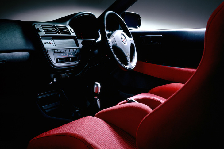 初代「シビック タイプR」のインテリア。赤と黒のツートンカラーは、「NSXタイプR」から受け継がれるタイプR定番の内装色である。