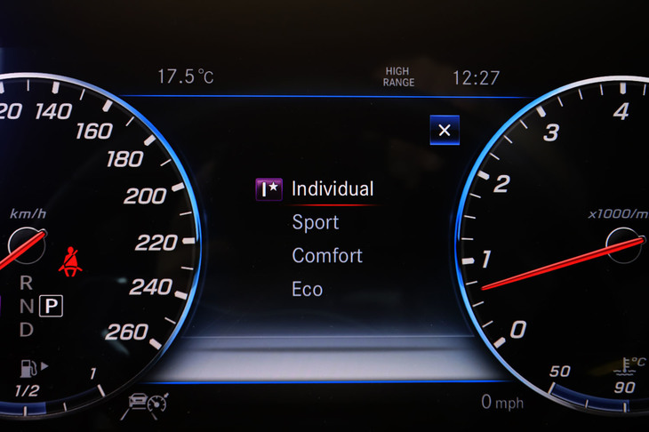 「G550」のサスペンションにはアダプティブダンピングシステムが標準装備されており、選択された走行モードに応じて乗り心地が変化する。