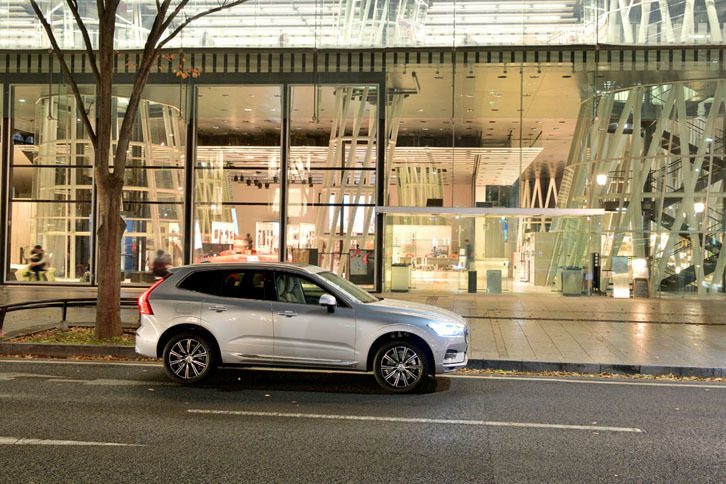新型「XC60」は、整然としたスカンジナビアンデザインをまとう。後方に向かってキックアップするウィンドウラインや、ドアパネルのキャラクターラインは、特徴的なディテールのひとつである。