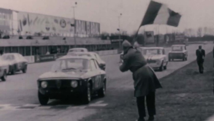 「ジュリアGTA」の起源とされる「ジュリア スプリントGTA」（写真手前）。1965年に登場し、世界各地のレースで勝利を重ねた。以後、GTAの名はスポーティーなアルファ・ロメオの象徴となっている。