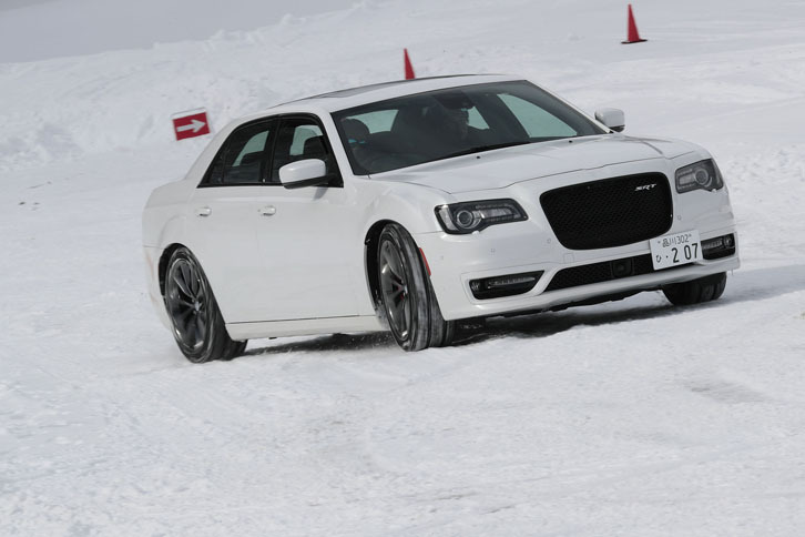 「300 SRT8」は、エントリーモデルの「300S」とは異なる、3モードのエレクトロニック・スタビリティー・コントロールを搭載する。