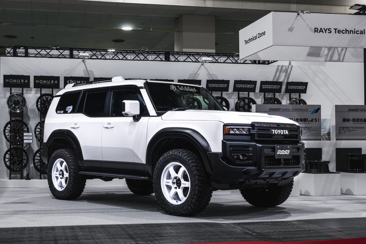 「TE37」のアニバーサリーモデルは、重量級の車種にも対応。「TE37 Ultra LARGE P.C.D. 30th Anniversary」として用意される。写真は、人気のタフ系SUV「トヨタ・ランドクルーザー“250”」への装着例である。