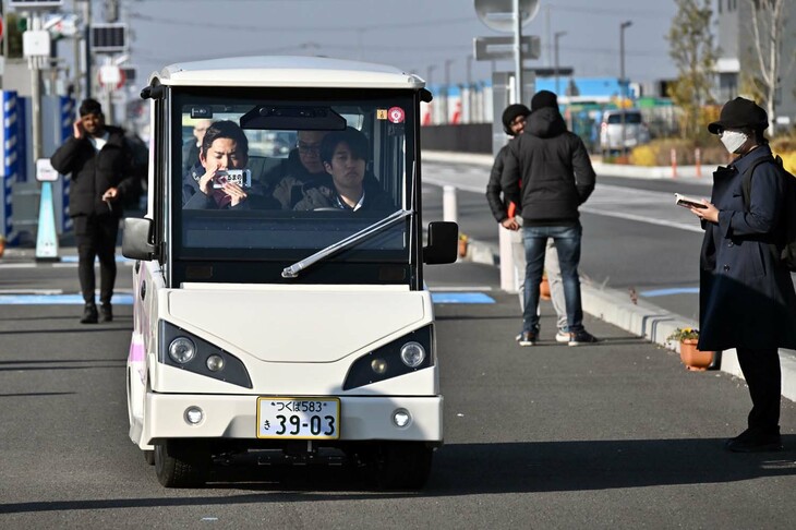 「アグリサイエンスバレー常総」内を走行する、搭乗型マイクロモビリティー「サイコマ」。