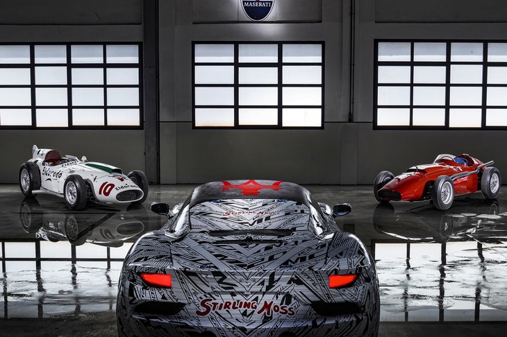マセラティは2020年5月13日、同ブランドの歴史的レーシングカーである「エルドラド」（写真左奥）、「F250」（同右奥）とともに「MC20」（同手前）の新たなイメージを公開した。MC20のリアエンドには、これらのレーシングカーを駆り活躍した故スターリング・モスの名前が記されている。
