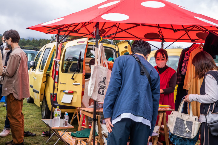 こちらは「カングー」に似合いそうなオシャレな衣料や小物がずらりと並んだお店。リーズナブルなプライスで販売されているアイテムに目を留め、チェックする女性の姿が見受けられた。