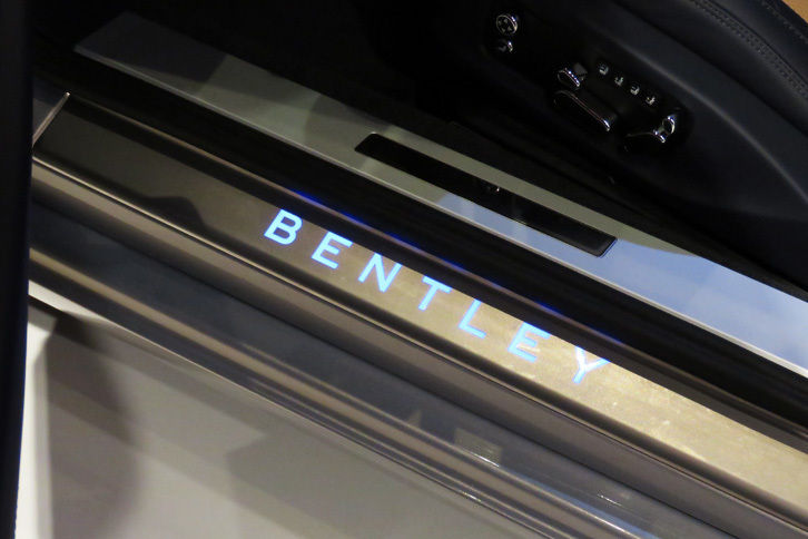 ベントレー・コンチネンタルGT（サイドシル）