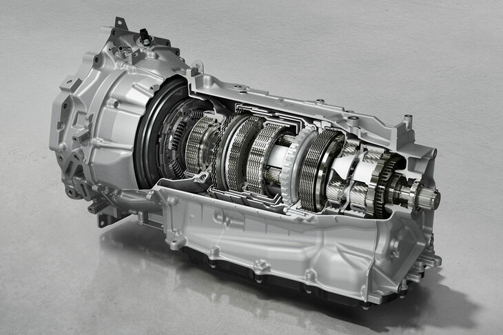 トランスミッションには自社製の8段ATを採用。ユニットのコンパクト化とパワーパック全体のレイアウトの工夫により、乗員のフットスペースへの干渉を最小限に抑えた。