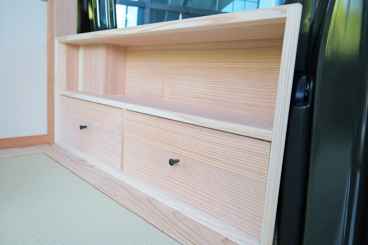 茶室空間の左右には、京北の杉であつらえた棚を設置。