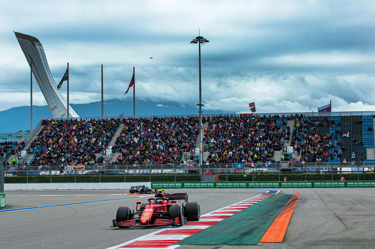 フェラーリのサインツJr.（写真）は、予選2位からスタートでトップを奪うも、タイヤ交換のタイミングが早すぎて後退を余儀なくされた。しかし、レース残り10周で降り出した雨に絶妙のタイミングでインターミディエイトタイヤに履き替え、3位表彰台に返り咲くことができた。僚友シャルル・ルクレールは、パワーユニット交換を受けたことで後方19番グリッドからスタートし15位。コンストラクターズランキング4位のフェラーリは、3位マクラーレンとの差を13.5点から17.5点に広げられた。（Photo=Ferrari）