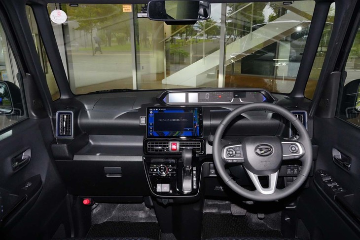 インテリアには新たにブルーのアクセントが加えられた。ステアリングホイールやメーターパネルなどのデザインは変わっていない。