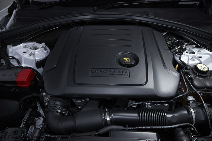 ターボで過給されるディーゼル車のエンジン。1750rpmの低回転域から、43.9kgmの最大トルクを発生する。