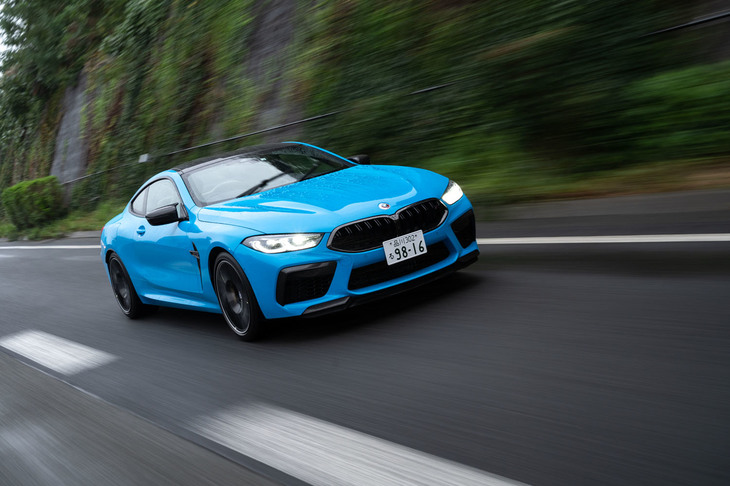 ボディーサイズは全長×全幅×全高＝4870×1905×1360mmと、ドアが2枚しかないモデルとしては非常に大柄。車重も1910kgと、かなりの重量級だが、そうしたスペックを感じさせないほどに、身のこなしは軽快だ。