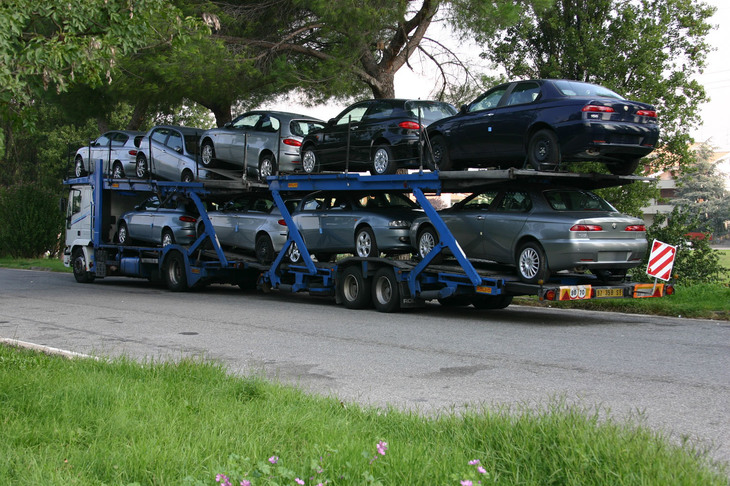 過去のスナップから。南部ポミリアーノ・ダルコ工場から運ばれてきたアルファ・ロメオの「156」（後期型）と「147」（前期型）。いずれも当時のイタリアでは人気車種であった。2005年に撮影。