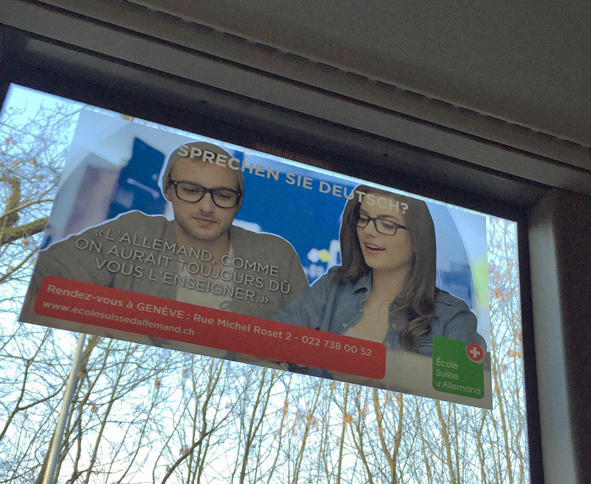 スイスは多言語国家だが、ジュネーブをはじめとするフランス語圏では、ドイツ語が話せない人は多い。ボクの知人もしかり。そうした人をターゲットにしていると思われるドイツ語学校の広告が、バスの中に貼られていた。