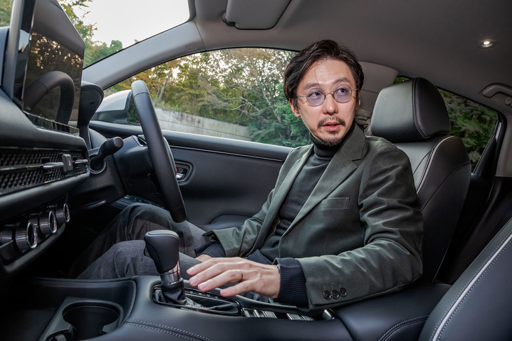 「インパネもコンソールもキャビンまわり全部を含めて同じ世界観で統一。加飾パネルを使用しないデザインも特徴です」と「ZR-V」の内装について述べた上野さん。