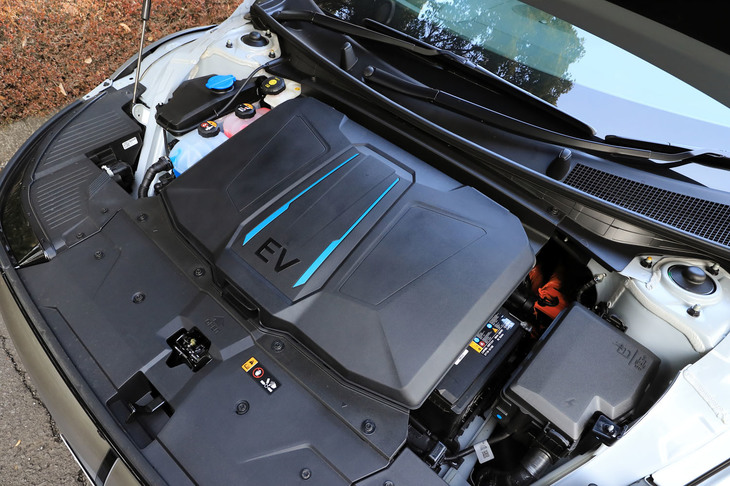 フロントボンネット下に備わる荷室の容量は、後輪駆動車（写真）が57リッター、4輪駆動車が24リッター。