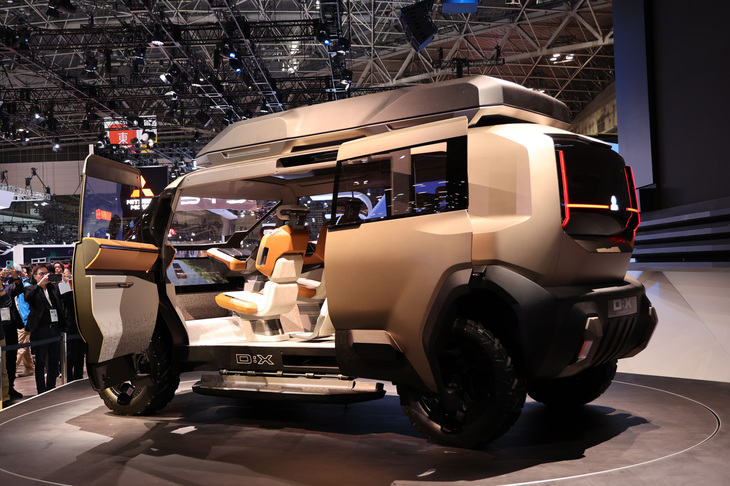 本来フロントドアとスライドドアの間にあるBピラーをなくした「三菱D：Xコンセプト」は、乗り込み口の広さも特徴のひとつ。乗車定員は6人となっている。