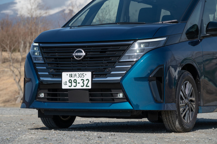 フロントバンパーの左右端には、空気を左右に流すダクト、エアカーテンを設置。空力性能の向上を図っている。