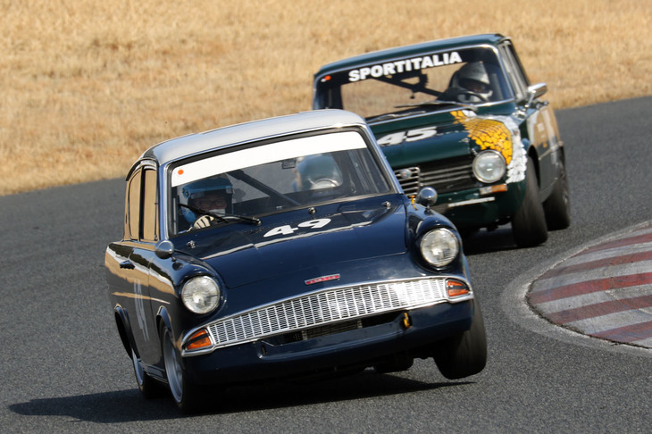 こちらはスーパークリスタル／ハイパークリスタル決勝における2位争い。内側前輪をリフトさせている「フォード・アングリア」が2位、「アルファ・ロメオ・ジュリアTI」が3位となった。