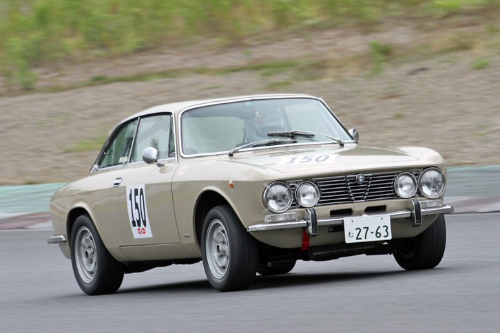 クラブマンズカップで、ブッチギリでポール・トゥ・ウィンを飾った1973年「アルファ・ロメオ2000GTV」。見たところ、オリジナルとの相違点はアルミホイールくらいで、ボディーカラーも渋い。