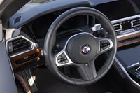 ステアリングホイールは天然皮革を自然のままになめしたラヴァリナレザー巻き。顧客の希望によっては室内すべてをこのレザーで仕上げることもできるという。