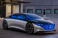 2019年の「IAAモビリティー」で発表された「ビジョンEQS」。コンセプトモデルの段階ではボディーサイドにおおらかな抑揚があり、大きなリフレクション（反射や映り込み）の変化で見せるデザインだったようだ。