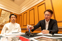 モデルカーを指しながらデザインについて解説する吉岡さん。
