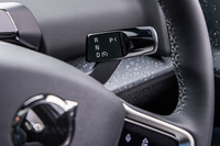 シフトセレクターはレバータイプで、ステアリングコラム右側に設置される。レバーを下げるとDレンジに、上げるとRレンジに入る。Pレンジには、レバートップのボタンを押して入れる。