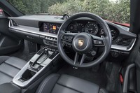 クラシックな要素を生かしつつ、モダンに仕立てられたコックピット周辺部。インテリアカラーのバリエーションは16種類と豊富。