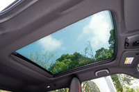 「MINIクーパー」でパノラマガラスサンルーフが標準装備となるのは「MINI JCW E」のみ。ほかはICEVの「JCW」にオプションで用意されるだけだ。