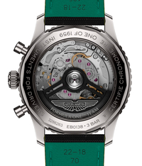 「ナビタイマーB01クロノグラフ43 ASTON MARTIN ARAMCO FORMULA ONE™ TEAM」の裏面はサファイアクリスタル・ケースバックとなっており、機械式時計ならではの、時を刻む精緻なアクションが視覚的に楽しめる。