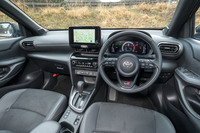 今回の試乗者はスポーティーな「GRスポーツ」。インテリアでは専用デザインの本革巻きステアリングホイールやシフトセレクター、アルミペダルなどが特徴だ。試乗車はハイブリッド車だったが、純ガソリン車には「ヤリス クロス」で唯一シフトパドルが装備される。