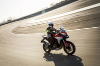 ライダーによるクラッチやブレーキの操作、各種安全装備の作動状態、車体の傾きなどにより、ACCは自動でオフとなる。人間の意に添わぬ挙動が転倒につながる二輪車だけに、このあたりは人の判断を優先する方向で、慎重に開発したようだ。