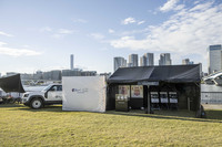 「ディフェンダー」の個性を彩るアクセサリーパーツの販売ブース。会場には臨時のピットも設置され、購入後の無償取り付けサービスも行われた。