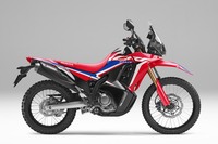 ダカールラリー参戦マシンのイメージをまとう「CRF250ラリー」。写真の車体色は「エクストリームレッド」。