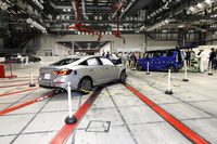 衝突実験後の「インサイト」（左）と「N-BOX」（右）。N-BOXははじき返されるとともに、車体に回転する力が加わり、横向きに停止している。