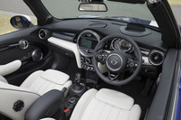 インテリアでは、助手席正面のパネルにユニオンジャック模様があしらわれている。