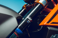 足まわりには、電子制御磁気バルブを備えたWP製の第3世代セミアクティブサスペンションを採用。調整幅の拡大に加え、フロントフォークの軽量化（750g）も実現している。