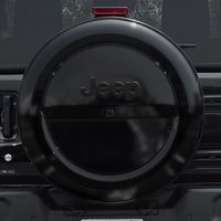 現行「ラングラー」で初めて採用された「Jeep」ロゴ入りハードタイヤカバー。