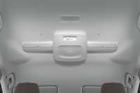 ミニバンやハイトワゴンなど、車内空間の広い車種には、天井サーキュレーターが用意されるモデルもある。写真は「トヨタ・シエンタ」のもので、「後席へ送風することにより、空気を効率的に循環させ、冷たい空気や温かい空気の偏りを解消する」という働きがある。