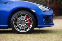 専用17インチアルミホイールの奥に赤く塗装されたブレンボ製ブレーキキャリパーが見える。フロントは対向4ピストン、リアは対向2ピストンとなる。