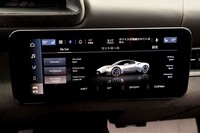 センターには、メーターパネルと同じ10.25インチのモニターが添えられる。インフォテインメントシステムのほか、空調を含む車両設定も画面を介して行える。