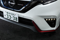ラジエーターグリルのブルーのラインを除けば、フロントまわりの意匠はガソリン車の「NISMO」と同じ。バンパーの両サイドには、LED式のデイライトが備わる。