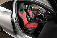 テスト車にはオプションの「AMGレザーエクスクルーシブパッケージ」により、ツートンカラーの本革シートが装着されていた。カラーリングは写真の「クラシックレッド／ブラック」のほか、「チタニウムグレー／ブラック」も選択可能。