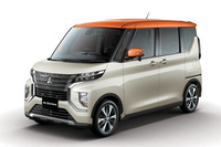 実は「デリカミニ」は、「eKクロス スペース」の改良モデル。大きくイメージの異なる外観も、よく見ると変更箇所は限定的だ。内装などは、各部の素材や色を除くと、ほぼそのまま踏襲されている。