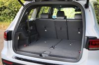 大人が座るには厳しいサイズの3列目シートだが、荷室の床面にフラットに収納できる。この状態の荷室容量は500リッター。