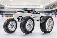 2021年7月15日に発表された、ブリヂストンのスタッドレスタイヤ「ブリザックVRX」シリーズの第3世代となる「VRX3」。同年9月に発売を予定している。軽自動車からミニバンやスポーツモデルと、装着想定車種は幅広く、全111サイズをラインナップする。価格は9460円から11万7150円。