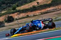 今季、ルノーからアルピーヌに名を変えたチームは、過去2戦でなかなか中団から抜け出せないでいたが、ポルトガルGPではエステバン・オコン（写真）が予選6位から今季ベストの7位フィニッシュ。フェルナンド・アロンソも、予選13位から8位でチェッカードフラッグを受けた。今回2台そろってポイントを稼ぎ、チームをコンストラクターズランキング5位に押し上げることとなった。（Photo=Alpine F1）